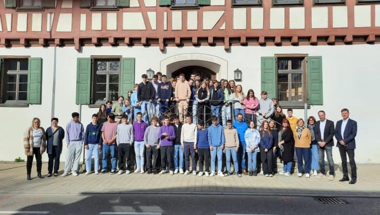 Austauschgruppe steht vor dem Laichinger Rathaus