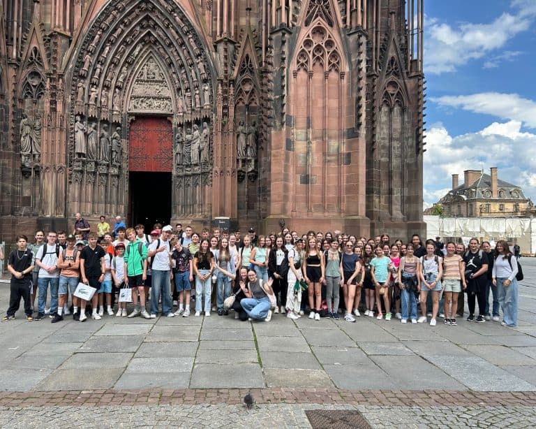 Große Schülergruppe steht vor der Straßburger Kathedrale