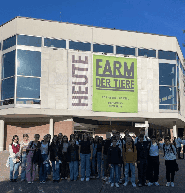 Klasse 8a vor dem Theaterhaus in Stuttgart