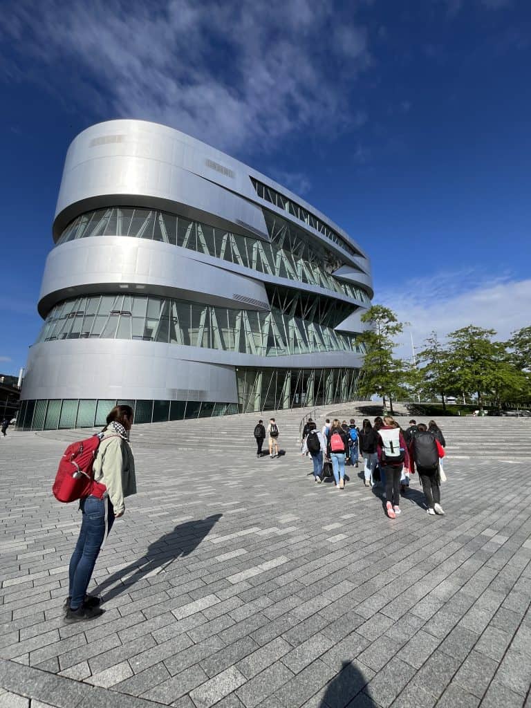 Klasse 10d läuft zum Mercedes-Benz-Museum